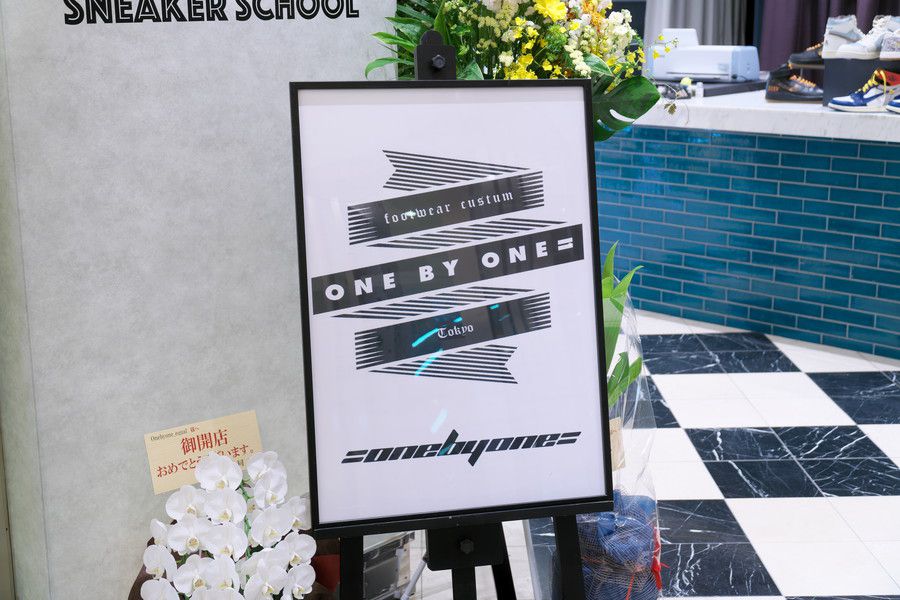 one by one = ワンバイワンイコール 銀座店の看板