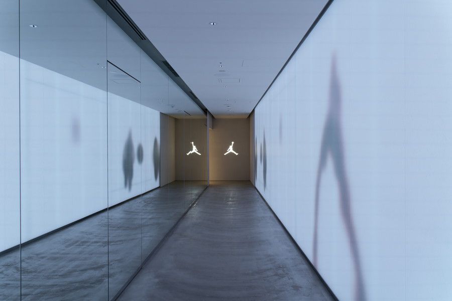 World of Flight Tokyo Shibuyaの映像が流れる通路