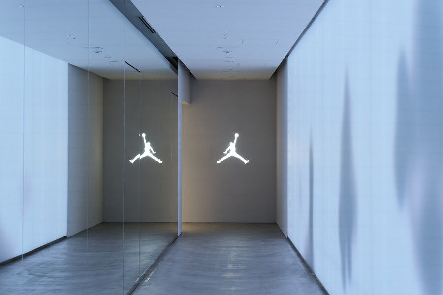 World of Flight Tokyo Shibuyaの映像が流れる通路