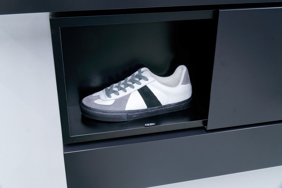 家具デザイナー内田繁氏による什器とスニーカー