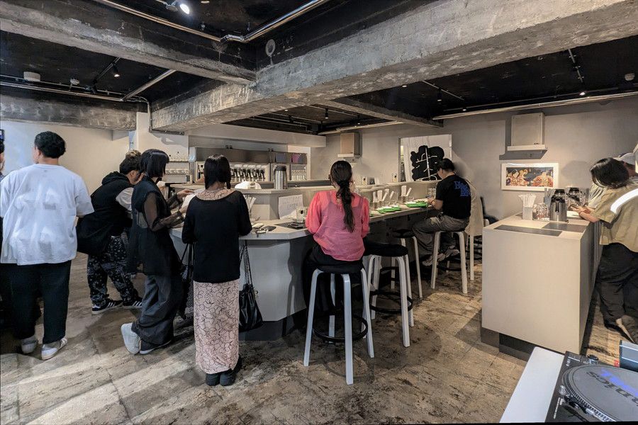 graphpaperGraphpaper TOKYO(グラフペーパー 東京) 1F 角打ちスタンド「寄(よせ)」の店内の様子