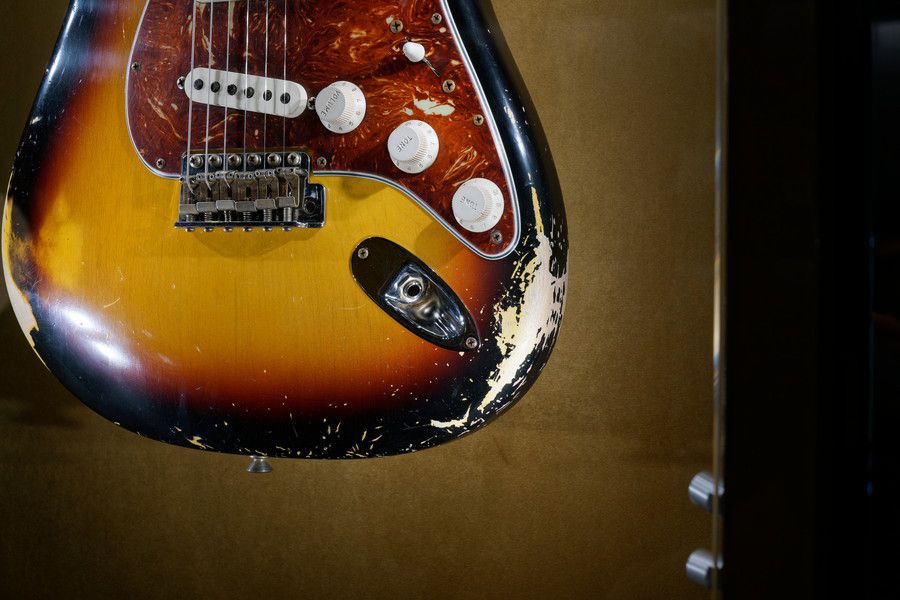 ダメージ加工が施されたカスタムギター