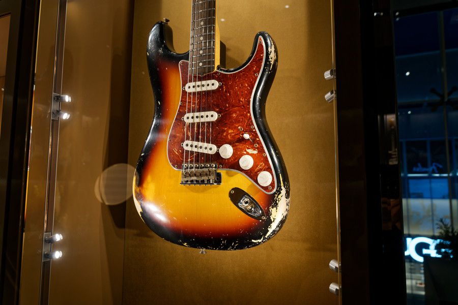 ダメージ加工が施されたカスタムギター