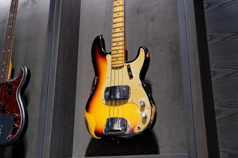 ダメージ加工が施されたカスタムギター