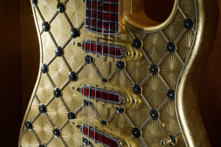 ロシアのインペリアル イースターエッグをモチーフにした黄金とダイヤのギター