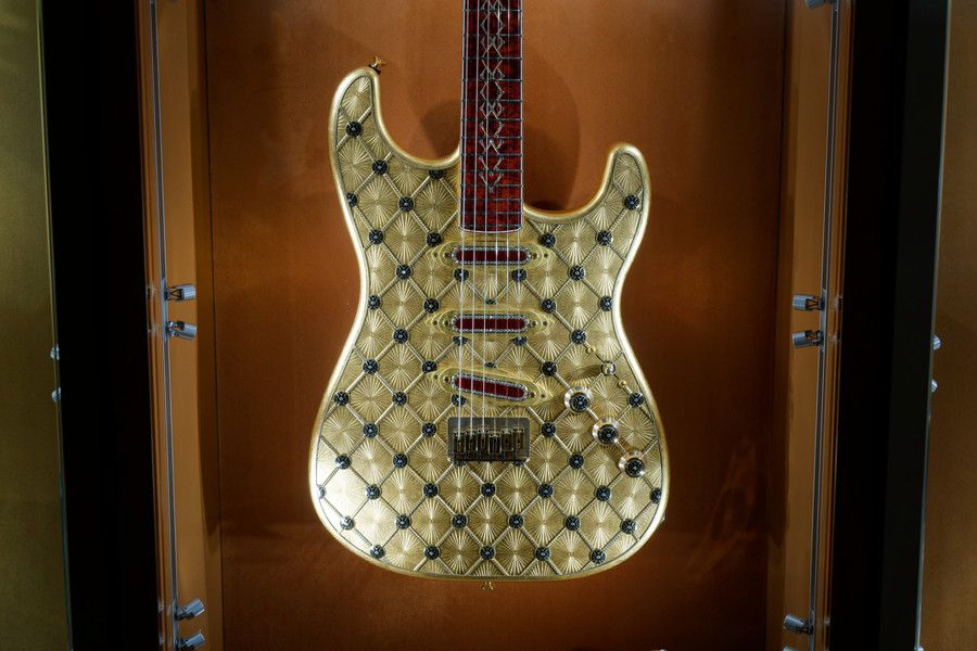 ロシアのインペリアル イースターエッグをモチーフにした黄金とダイヤのギター