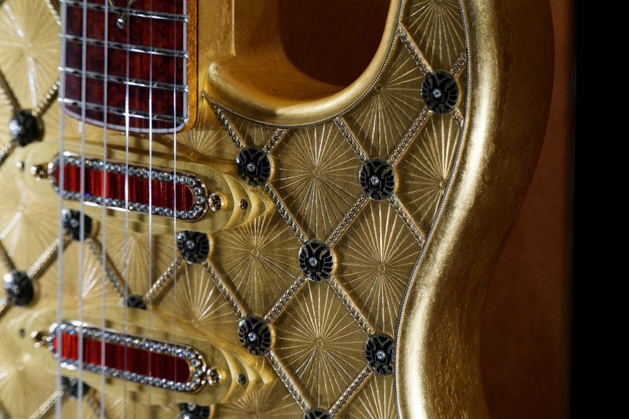 ロシアのインペリアル イースターエッグをモチーフにした黄金とダイヤのギター