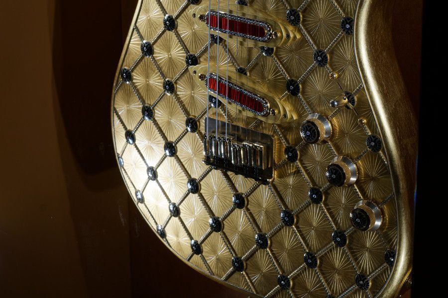 ロシアのインペリアル イースターエッグをモチーフにした黄金とダイヤのギター