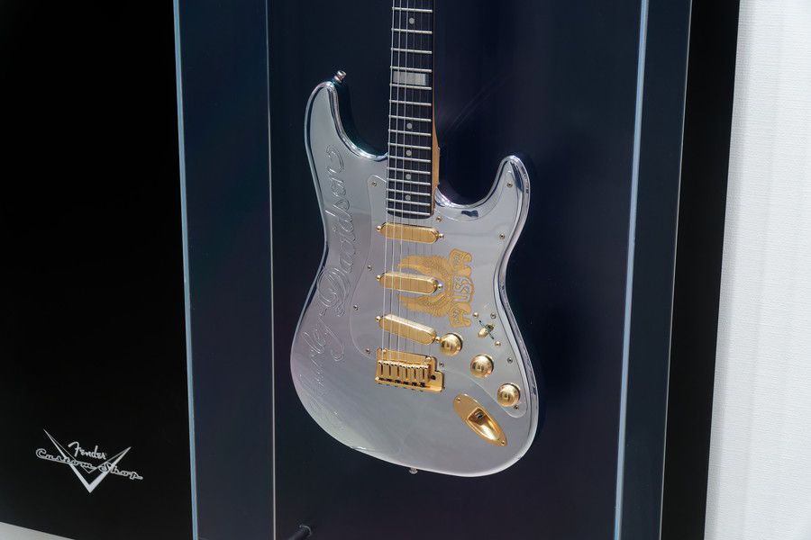 ハーレーダビッドソンの90周年を記念したフェンダーのギター