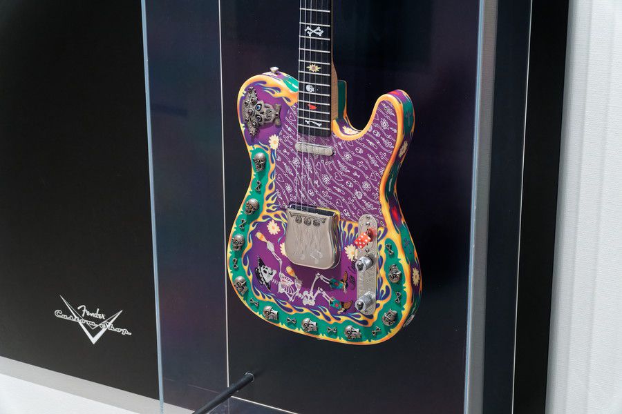 死者の日をモチーフに出展されたフェンダーのテレキャスター