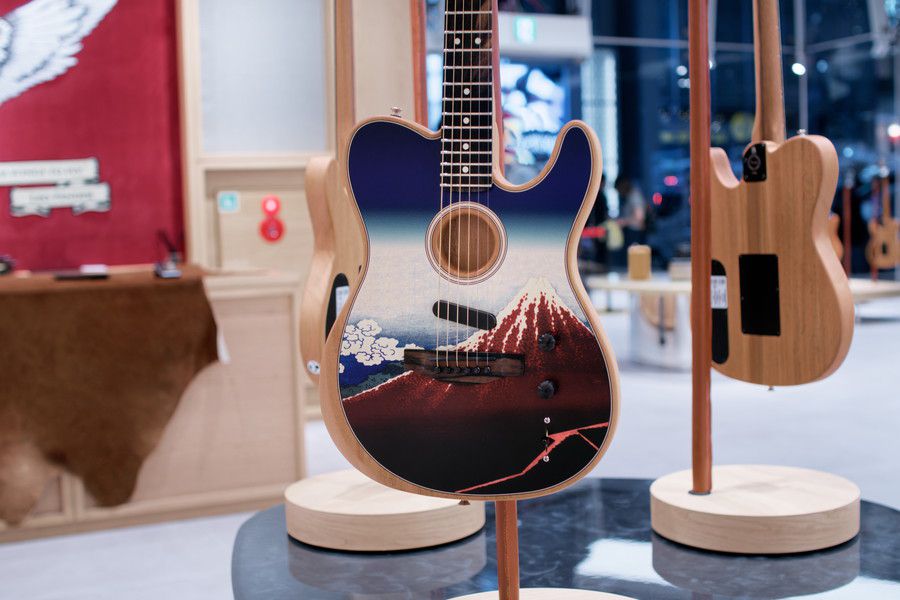 FENDER(フェンダー) 原宿 1Fのギターのディスプレイ