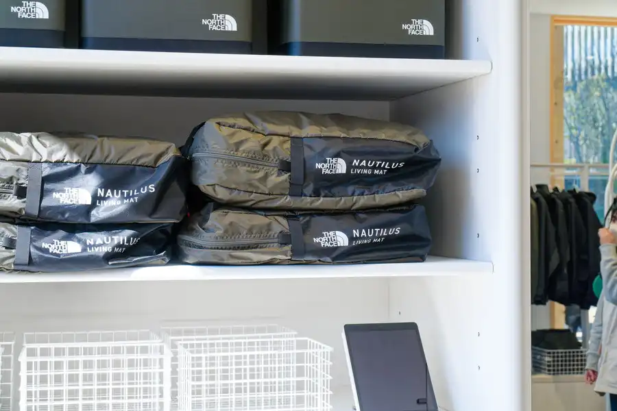 公園でくつろげるキャンプ用のマットをレンタル可能