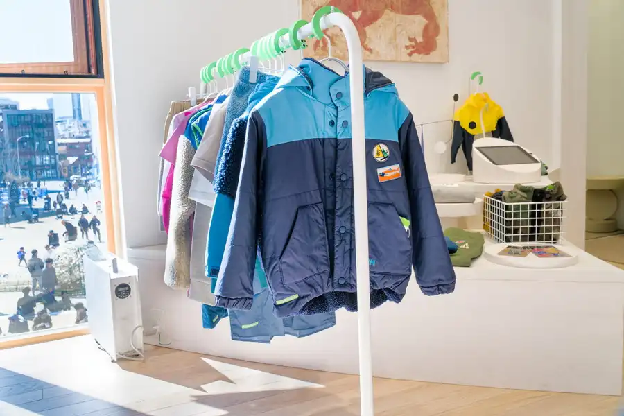キッズ用のアウター類のディスプレイ