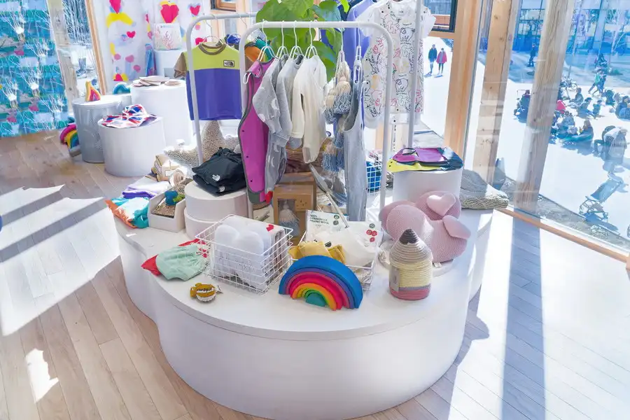 PLAY EARTH PARK WONDER STOREの子供用のおもちゃや雑貨類のディスプレイ