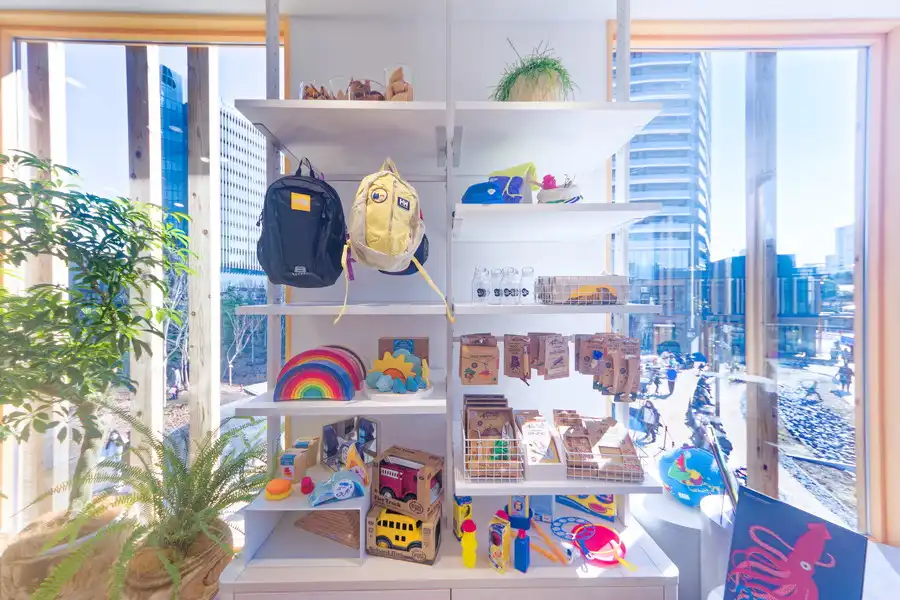 子供用のバックパックやおもちゃなどのディスプレイ