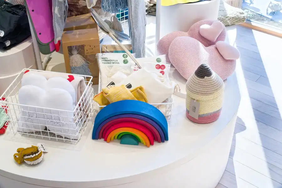 子供用の知育玩具やぬいぐるみなどのアイテム