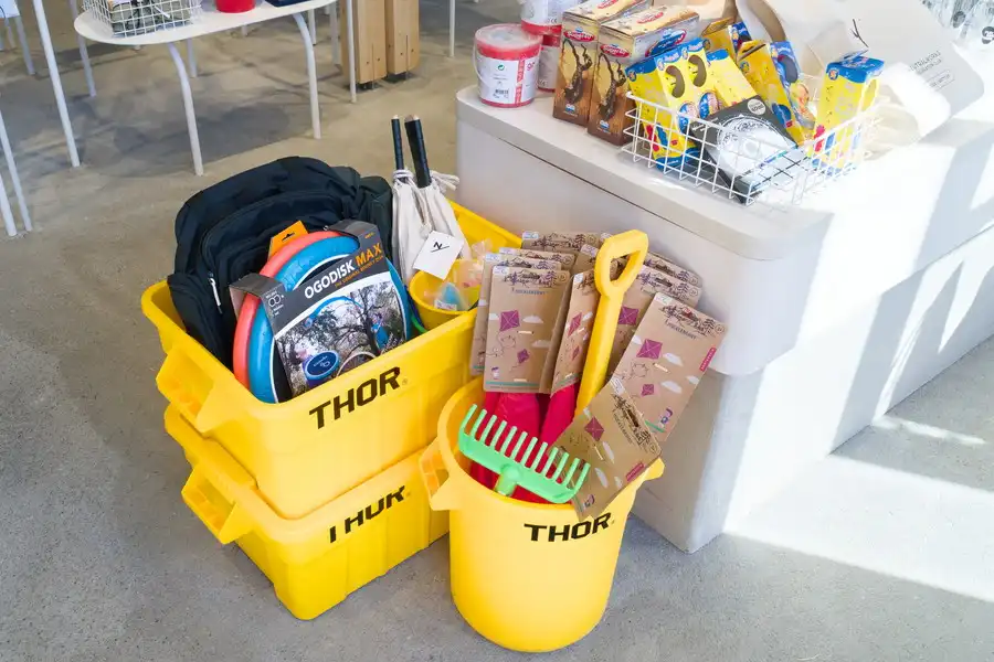 PLAY EARTH PARK WONDER STOREのスポーツ遊具やおもちゃなどのディスプレイ