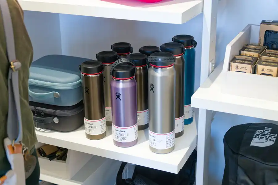 PLAY EARTH PARK WONDER STOREで展開するセレクトアイテム(ボトルやハードケースなど)