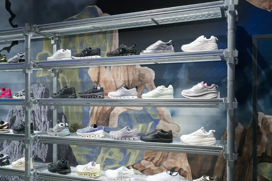 on(オン)のランニングシューズやUGG(アグ)の厚底スニーカーなど