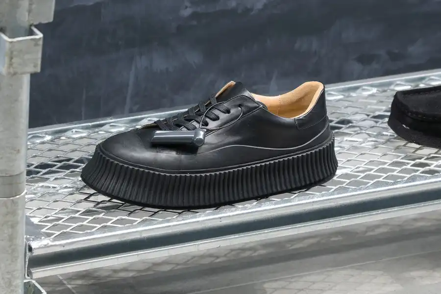 Herringbone Footwearがセレクトしたレザースニーカー