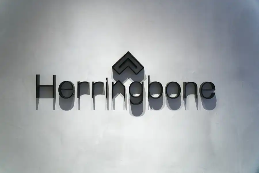 Herringbone Footwearの店舗外側のロゴ看板