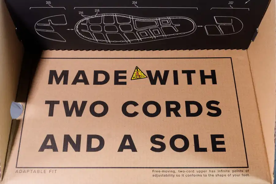 ボックス内のコピー「MADE WITH TWO CORDS ANND A SOLE」