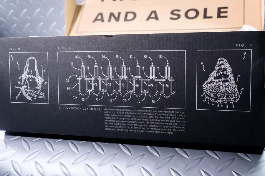 KEEN UNEEKのコードの編み方・製法を説明するボックス側面のグラフィック